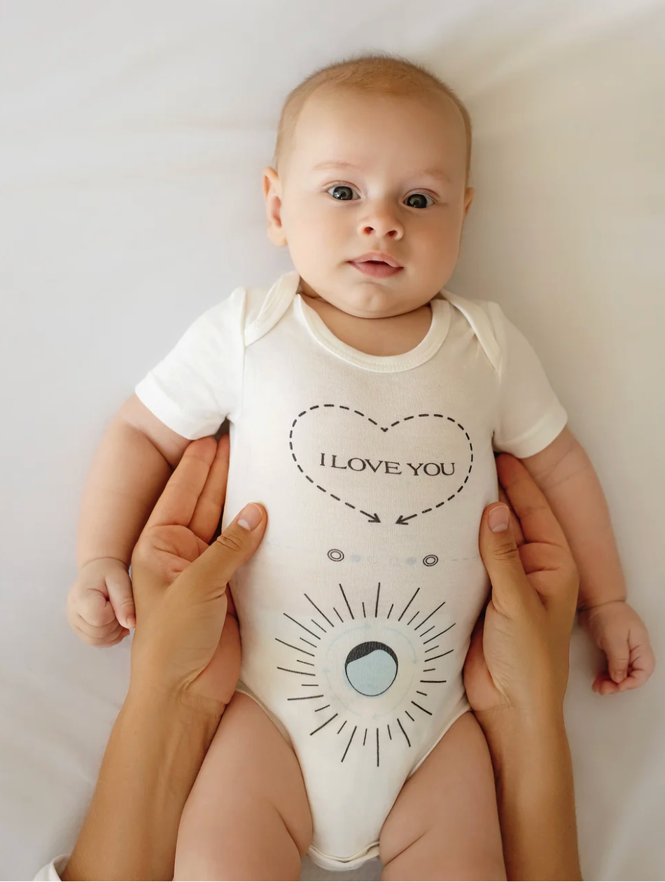 בגד גוף לתינוק Kahlmi Massage Me – מדריך עיסוי מודפס | גיל 0–6 חודשים