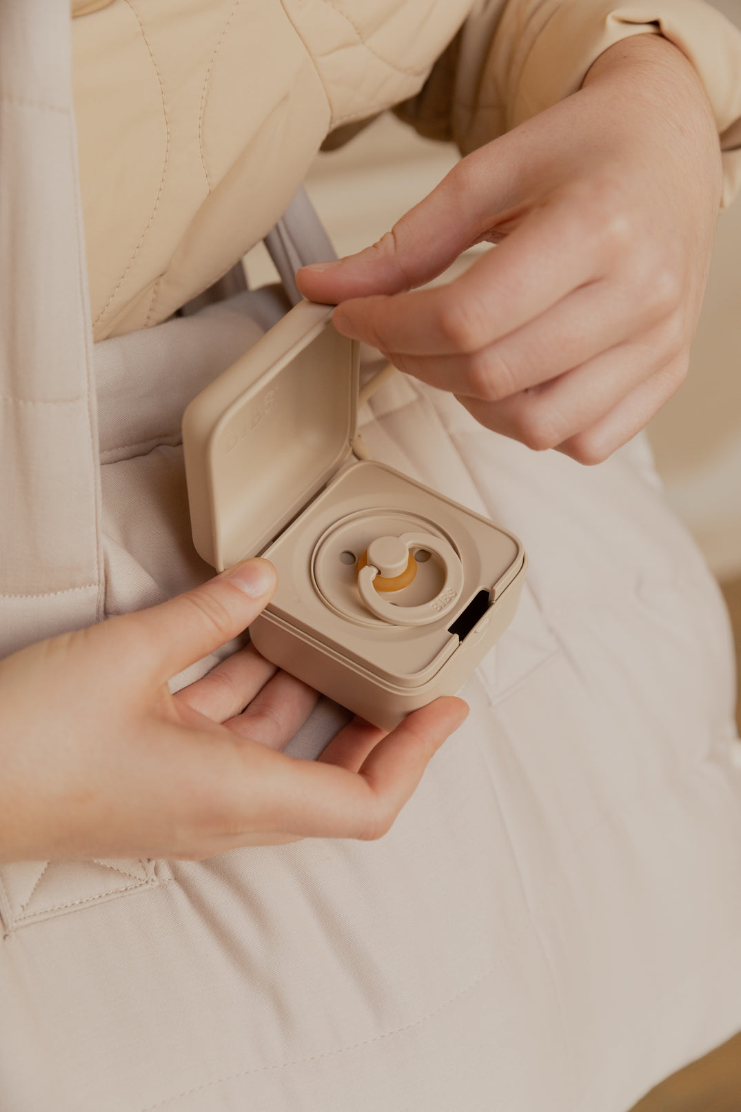 BIBS  קופסא למוצץ